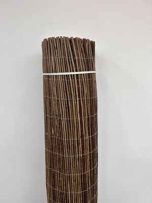 Бесконечная прелесть ивы ограждает ваш доступный вход в спокойный оазис