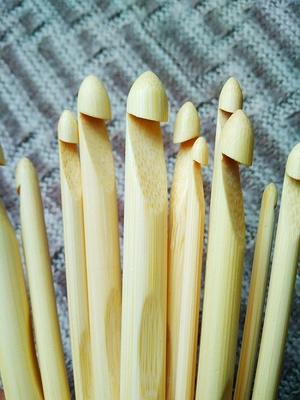 Крюк вязания крючком Handmade подарков бамбуковый деревянный установил светлую ровную поверхность