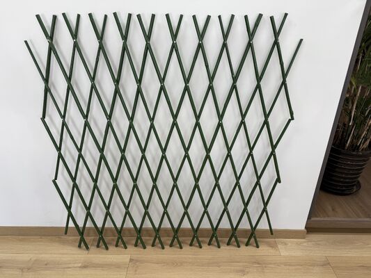 Повысьте конфиденциальность вашего сада с помощью расширяющихся рулонов забора из бамбукового столба с натуральным пластиковым покрытием